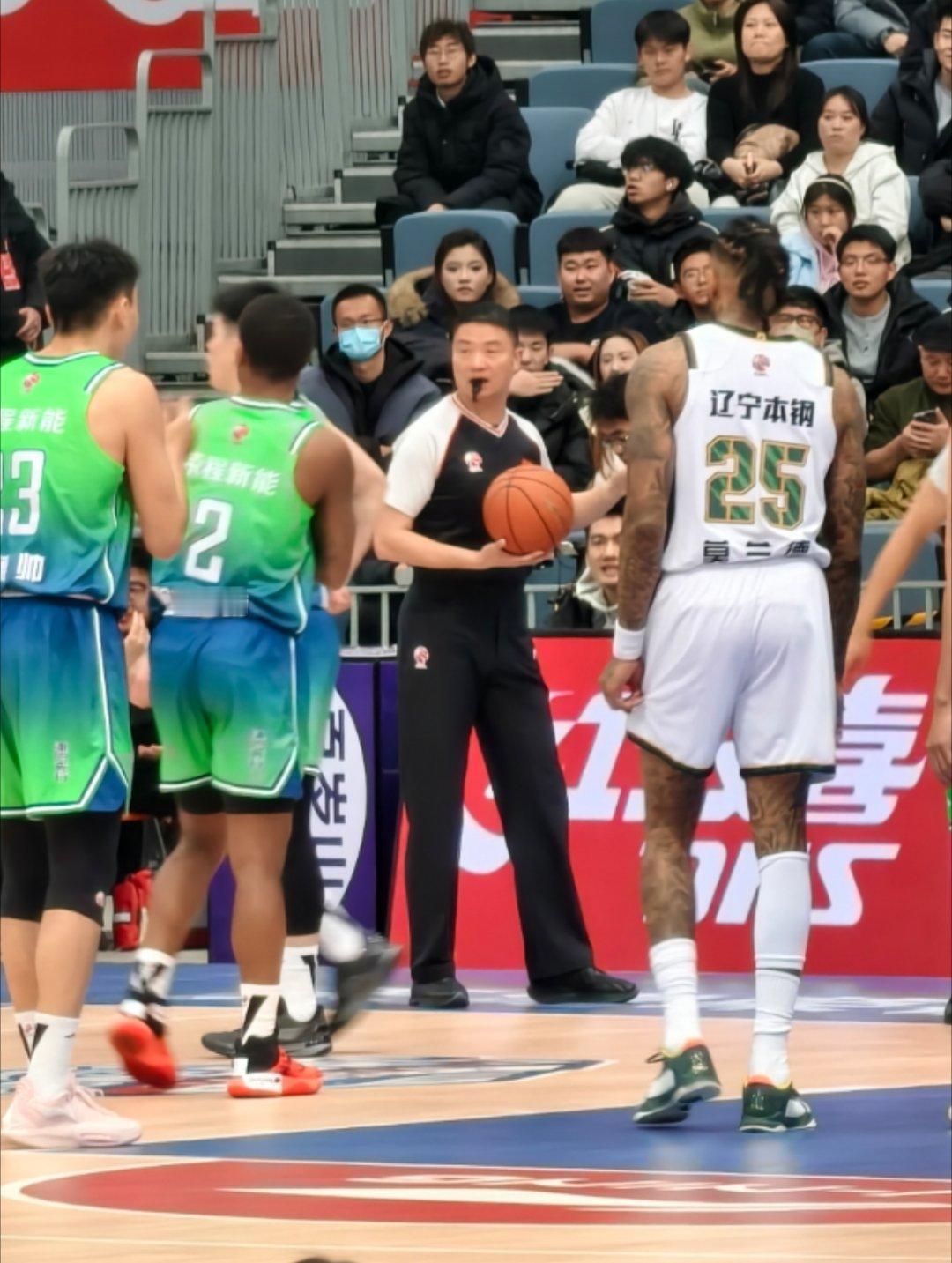 天津男篮vs辽宁男篮莫兰德跳球时喜提犯规一次不知道是不是本赛季最快犯规