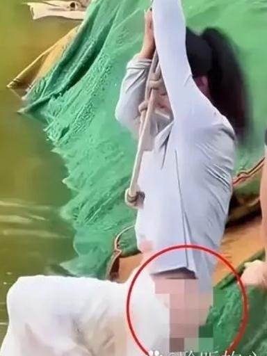 比落水更寒心的，是围观者的冷漠与窥探
 
最近在五台山，一个落水女孩被救上岸时裤