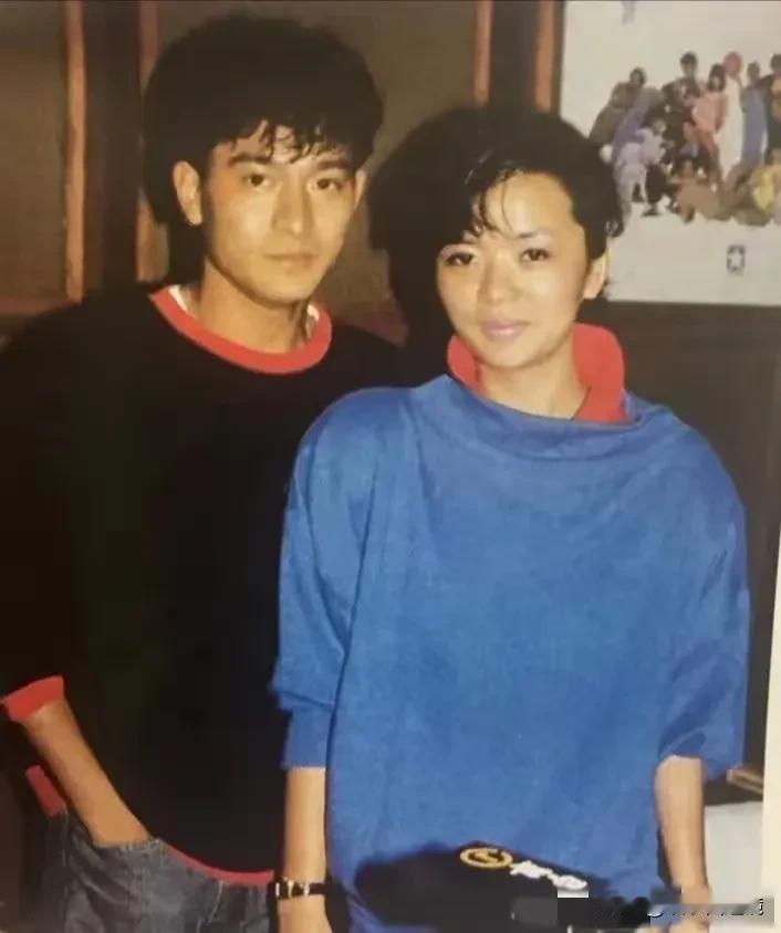 看看这两张照片，真是物是人非啊！第1张照片是他们1985年的合影，第2张照片是他