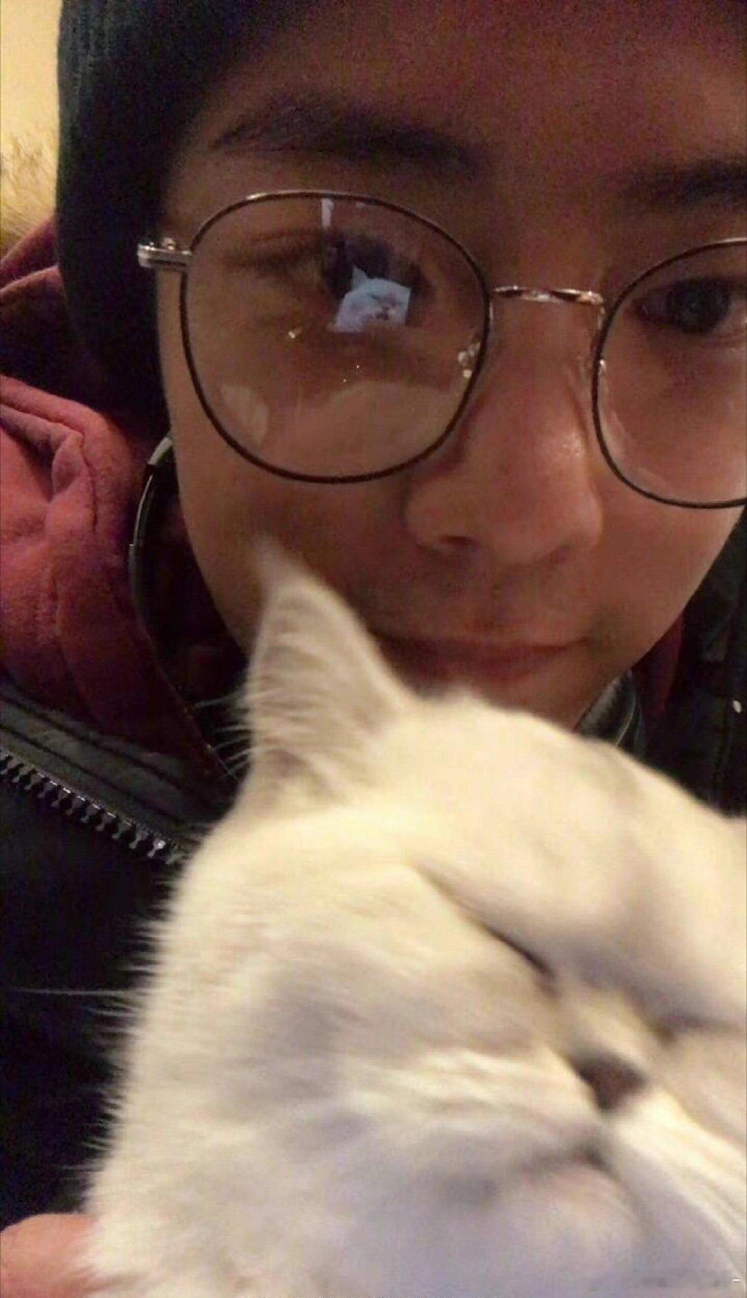 考古肖战到底有多爱猫 连队友的小猫都不放过[抓狂][抓狂] ​​​