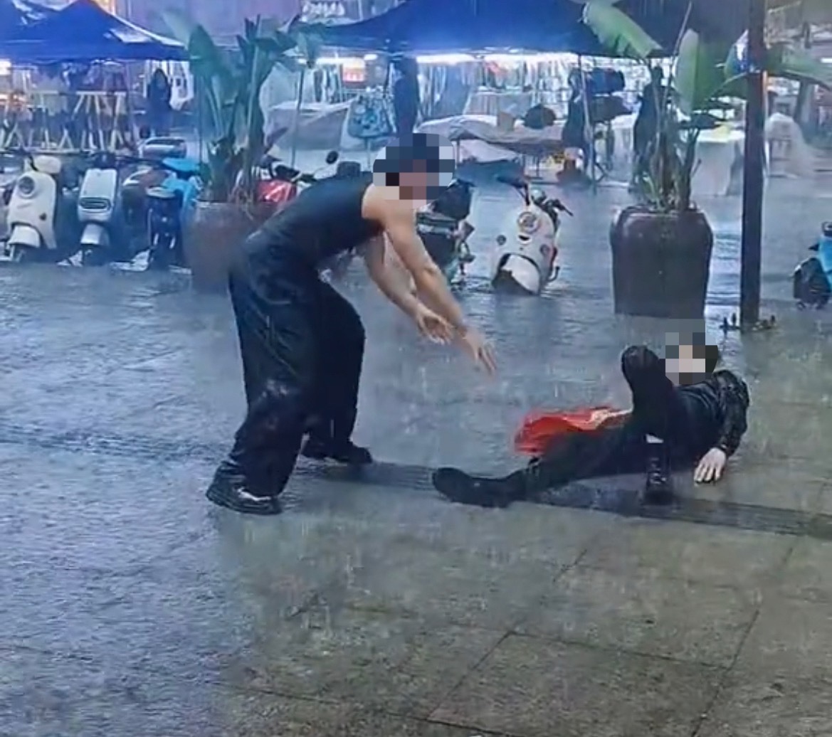 【南宁两男子雨中表演翻空翻摔倒在地】4月28日，网友爆料称：广西南宁两名男子在雨