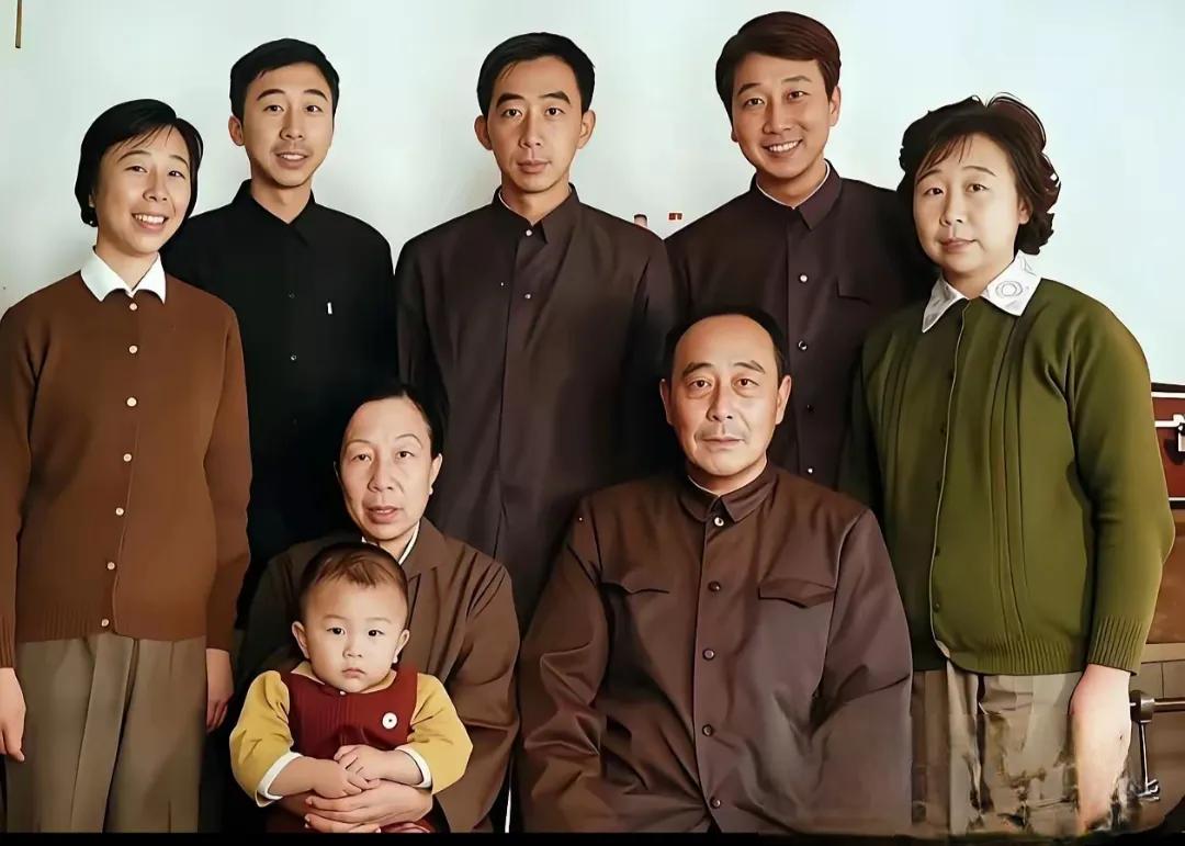 这是70年代冯巩一家人。照片不仅记录了时代风貌，更让人感叹：有些气质，是刻在骨子