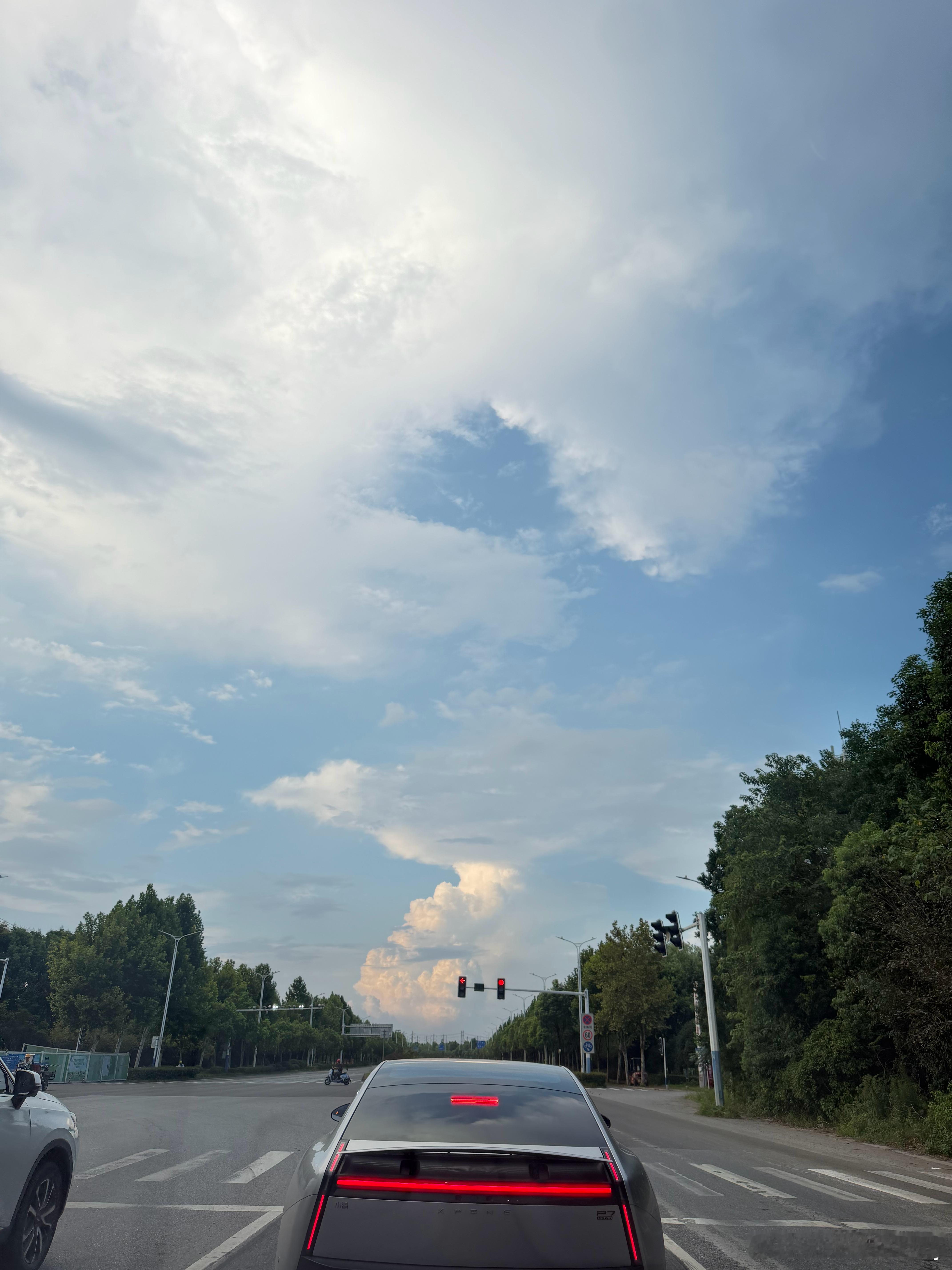 把善意融入日常点滴，不追求轰轰烈烈，于细碎之处，守住本心。刚刚还下着雨  现在雨