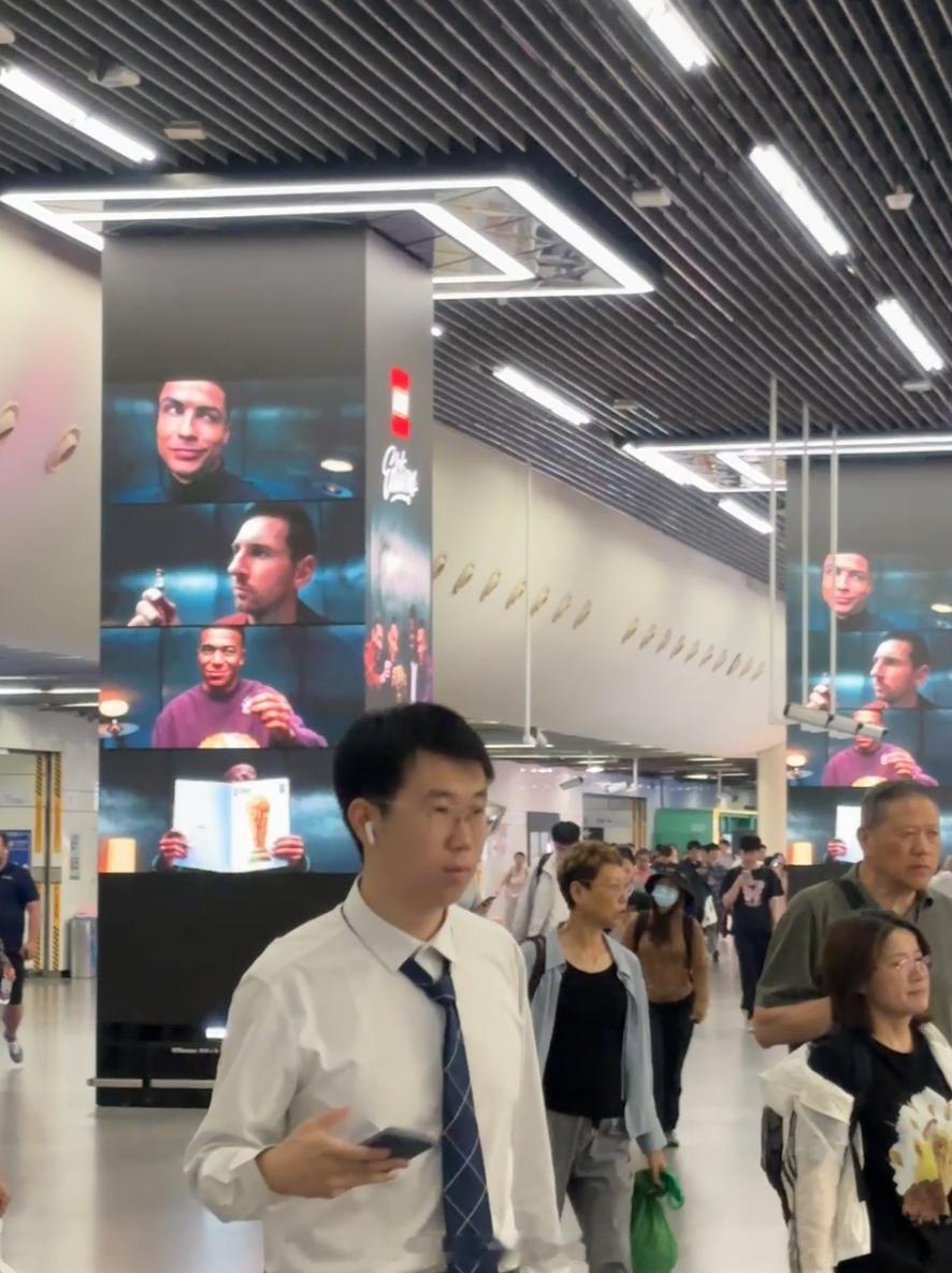 人一旦在有地铁的城市待过上班暂停，我要去沪广打卡梅西、C罗、姆巴佩与维尼修斯合体