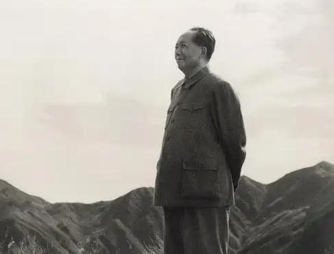 毛主席曾说过：我们的目标是赶上美国，并且要超过美国，至少五十年，也可能七十五年。
