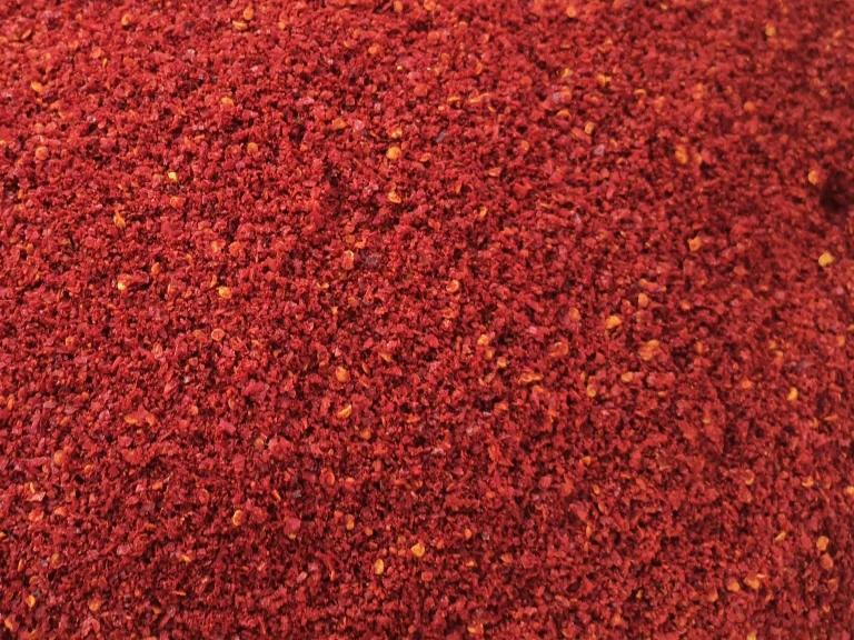 咱家的纯手工花椒面和辣椒面大受粉丝欢迎。

我们从摘辣椒就精挑细选，黄的烂的霉的