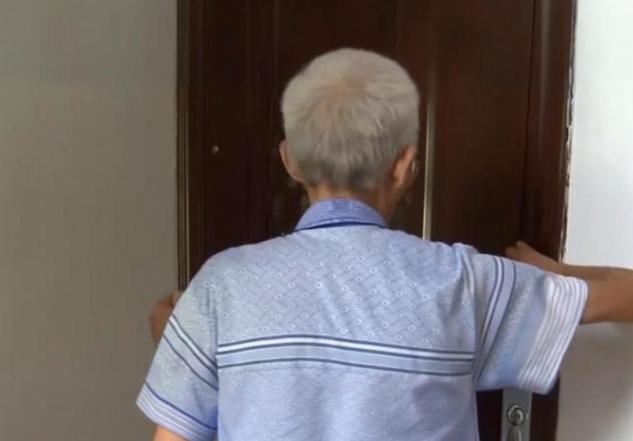 7 月 7 日广东大妈在家被老汉强行闯入打骂，拿手电砸人，大妈先把人推出门外，对