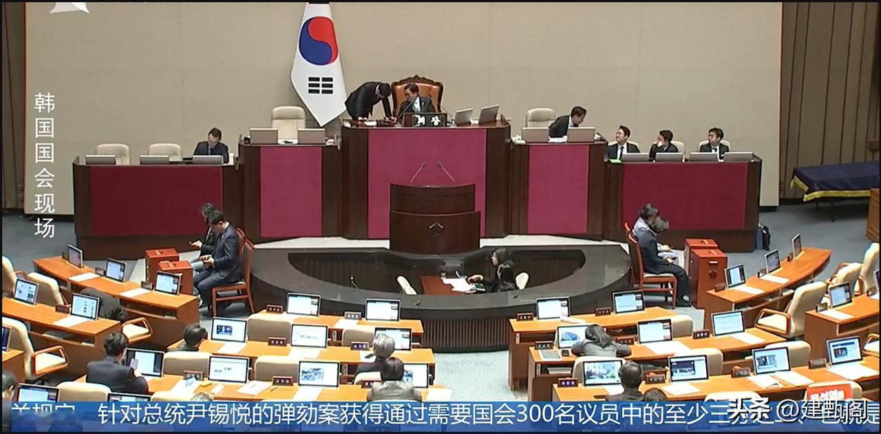 对韩国总统尹锡悦发动”紧急戒严“行动的弹劾案现场还在持续，在野党占优的国会正在采