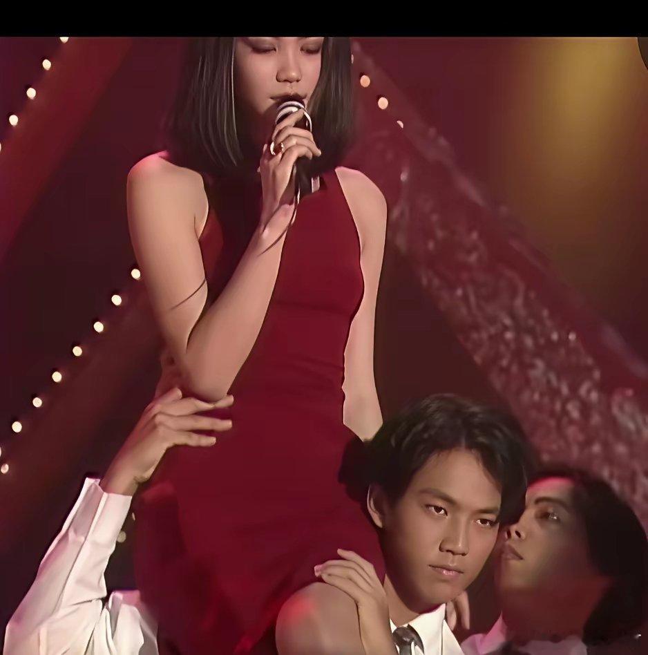 大家能看出来早些年给王菲伴舞，把王菲推举起来的是谁吗？后来自己也爆红了，成了特别