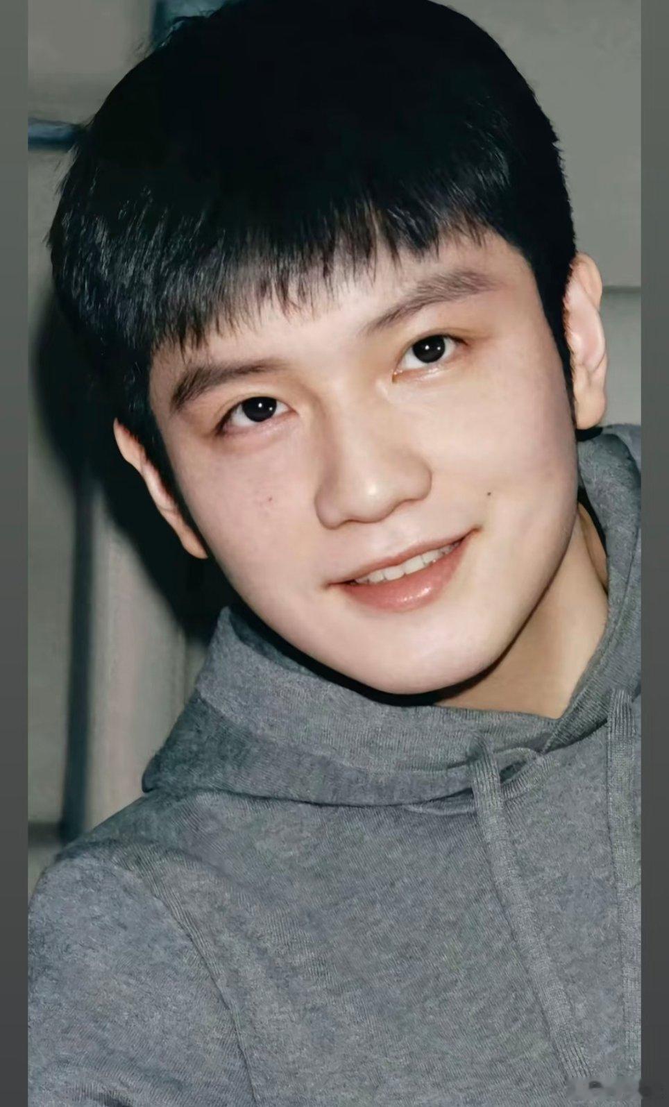 樊振东说最大成就是奥运冠军 这枚金牌，是他用青春与汗水浇筑的信仰勋章。从少年初登