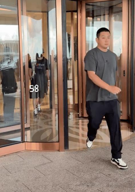谁懂啊，全网都在传他去珠海练车，结果人直接闪现兰州。机场那几张生图，罗意威T恤配