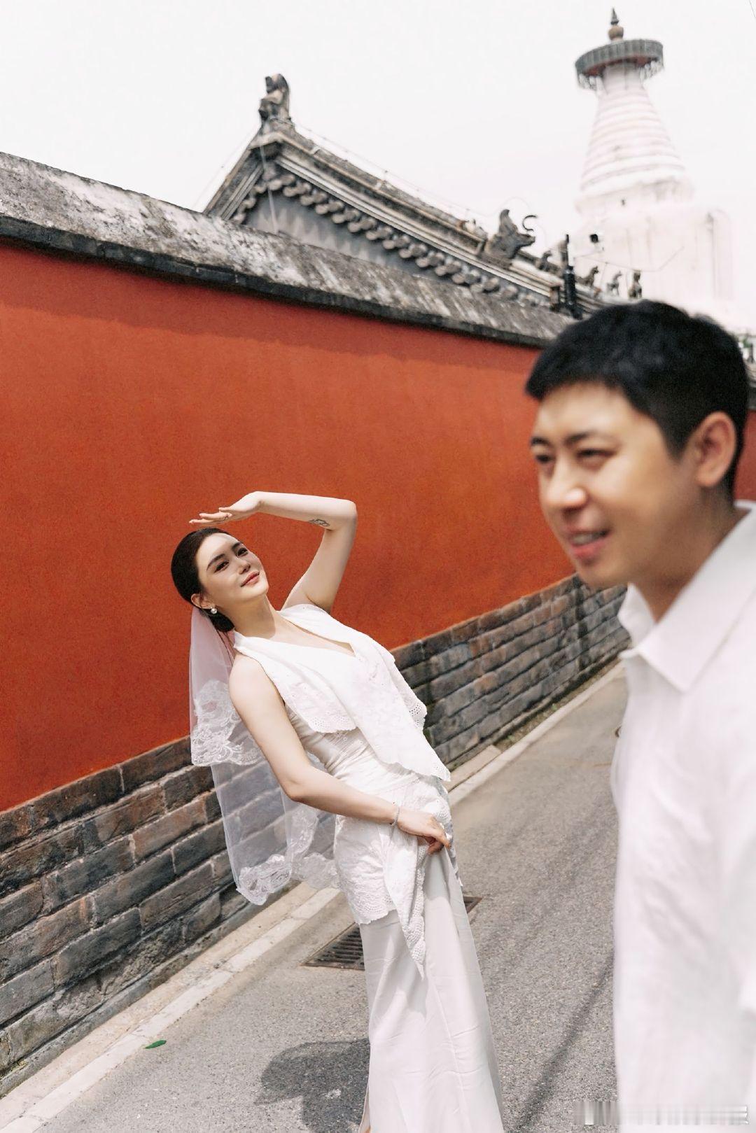 肖旭结婚了石蕊曝和肖旭谈了13年恋爱 刚刷到当年《我们都爱笑》的肖旭结婚了，刚要