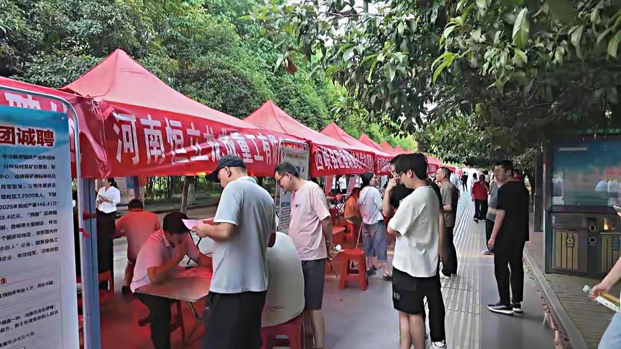 昨晚在时代广场遛弯，远远看见一排红帐篷亮堂堂的，还以为是卖冰粉凉虾的。凑过去一瞧