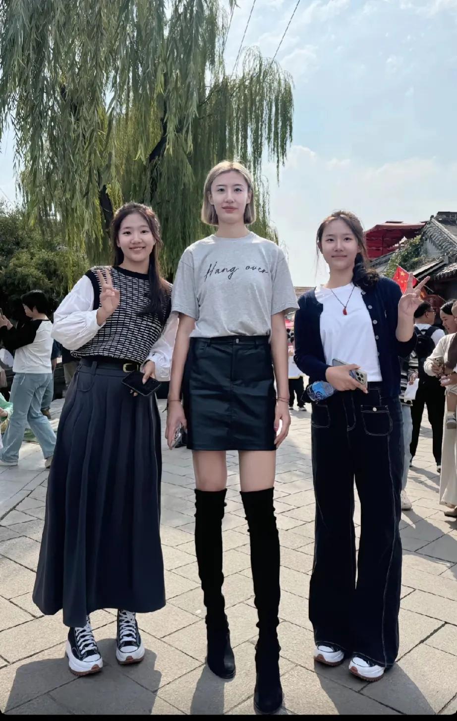 中国女排的璀璨之星王媛媛，其新发色令人眼前一亮，尽显时尚魅力。她那双修长的美腿，