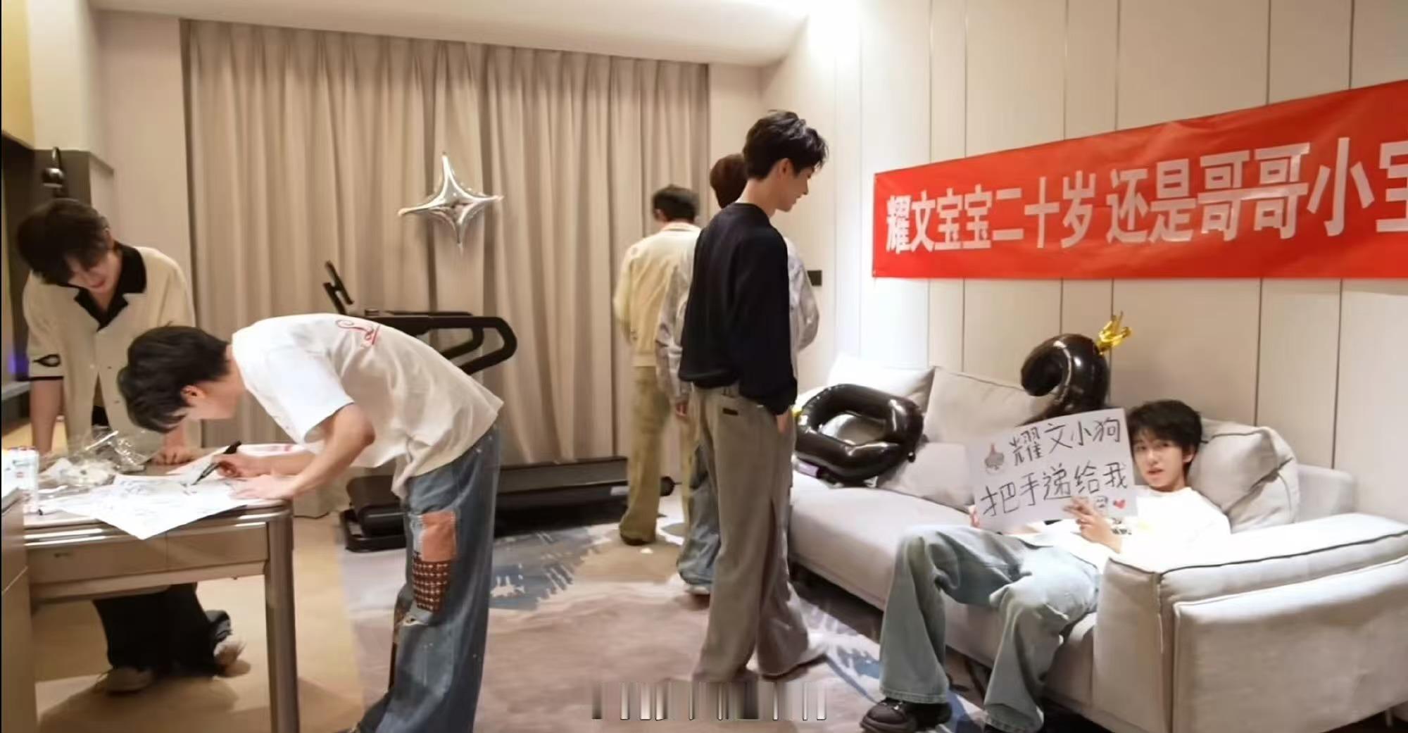 时代少年团成员叫刘耀文小狗时代少年团认证刘耀文狗塑时代少年团认证刘耀文狗塑，可爱