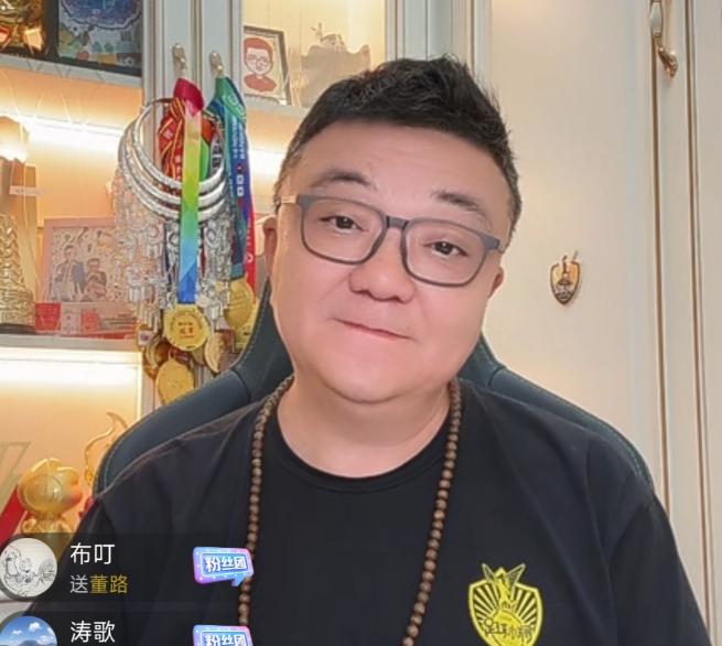 孙臣曦从足球小将退队那天，孙爸恨不得放鞭炮庆祝，转头就把董路骂成“骗子”；半年后