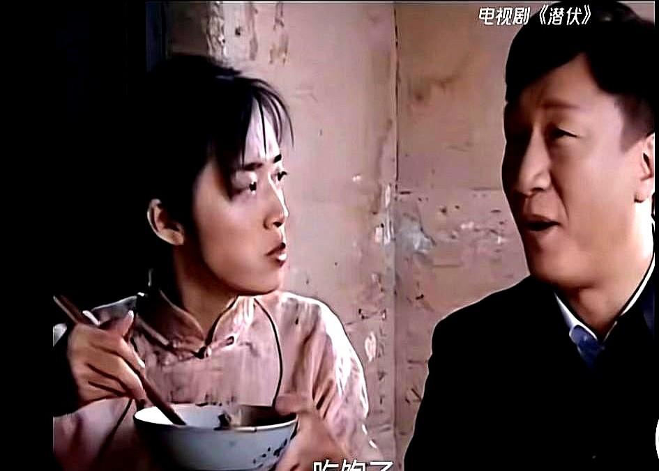 最近总有人说，《潜伏》里余则成心疼翠平，让她回乡务农三年？

这纯属瞎掰！我特地