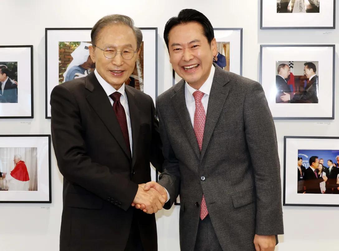 李明博现身，韩国内部政治风波又起。
事情发生在2024年1月2日，前总统李明博，