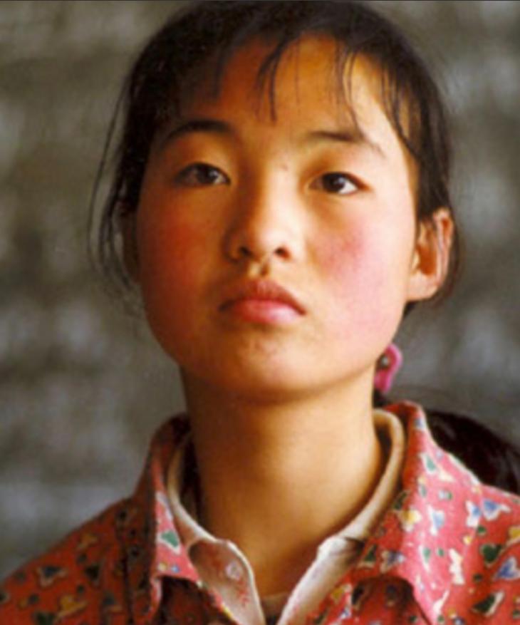 1999年，张艺谋捧红了农村女孩魏敏芝。拍完戏后，魏敏芝想当明星，张艺谋却不同意
