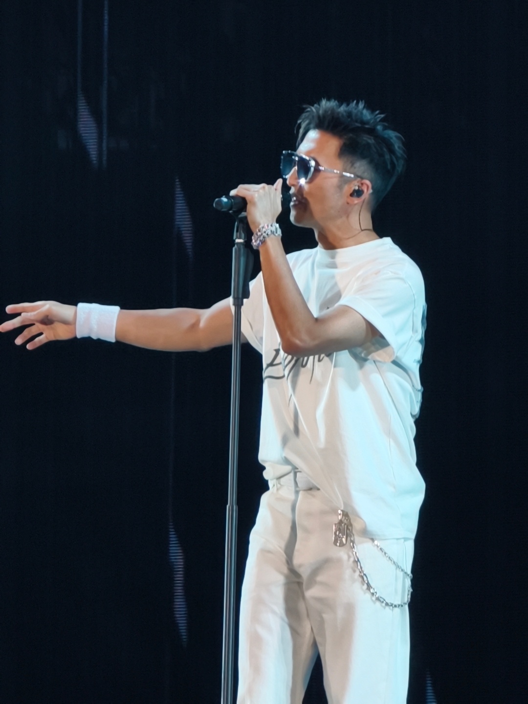 谢霆锋北京演唱会谢霆锋 谢霆锋演唱会首次登陆鸟巢，开场身穿白色T恤，干净高级，锋