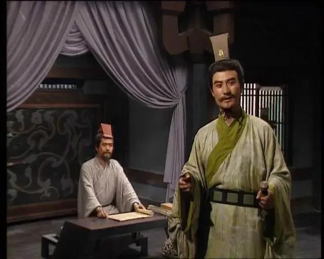 三国时期，徐州处于好几方势力的中心，山东有曹操吕布，北有袁绍，淮南有袁术，中间还