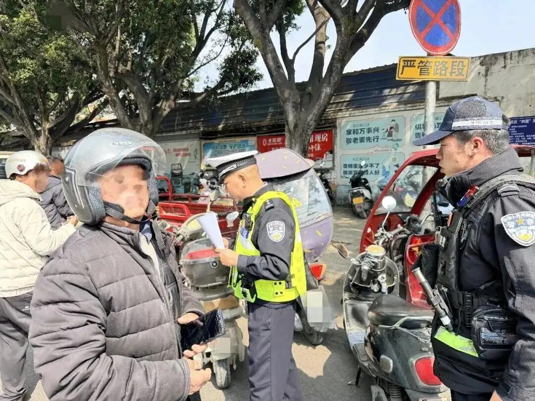 电动车应该被“淘汰”吗?
近日，交警联合特巡警，对白牌超标电动车开展专项整治，查