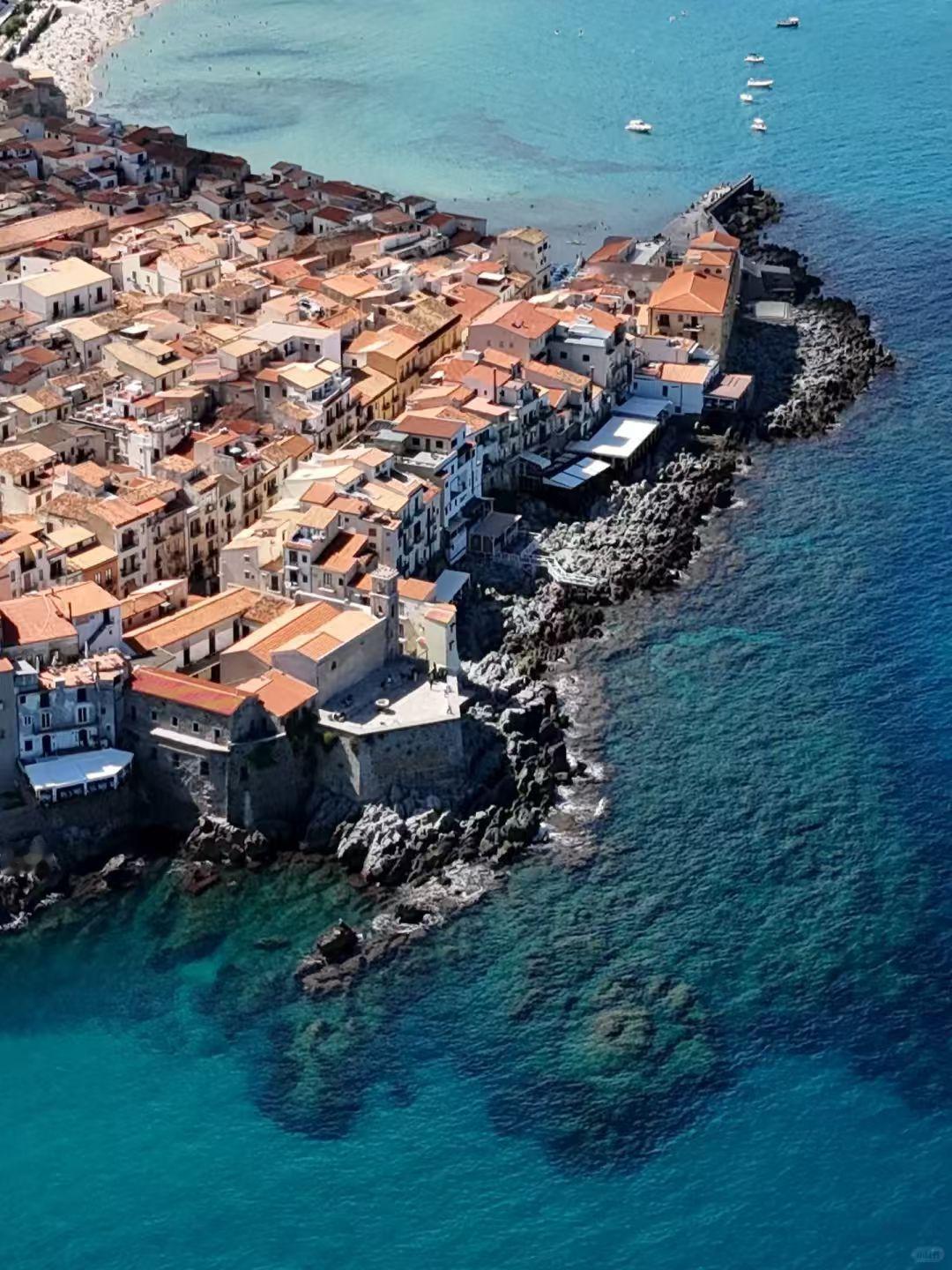 打工人的旅行有时是一种感觉周二开会像黑手党谈判，淡定，我先给自己来一杯咖啡，换上