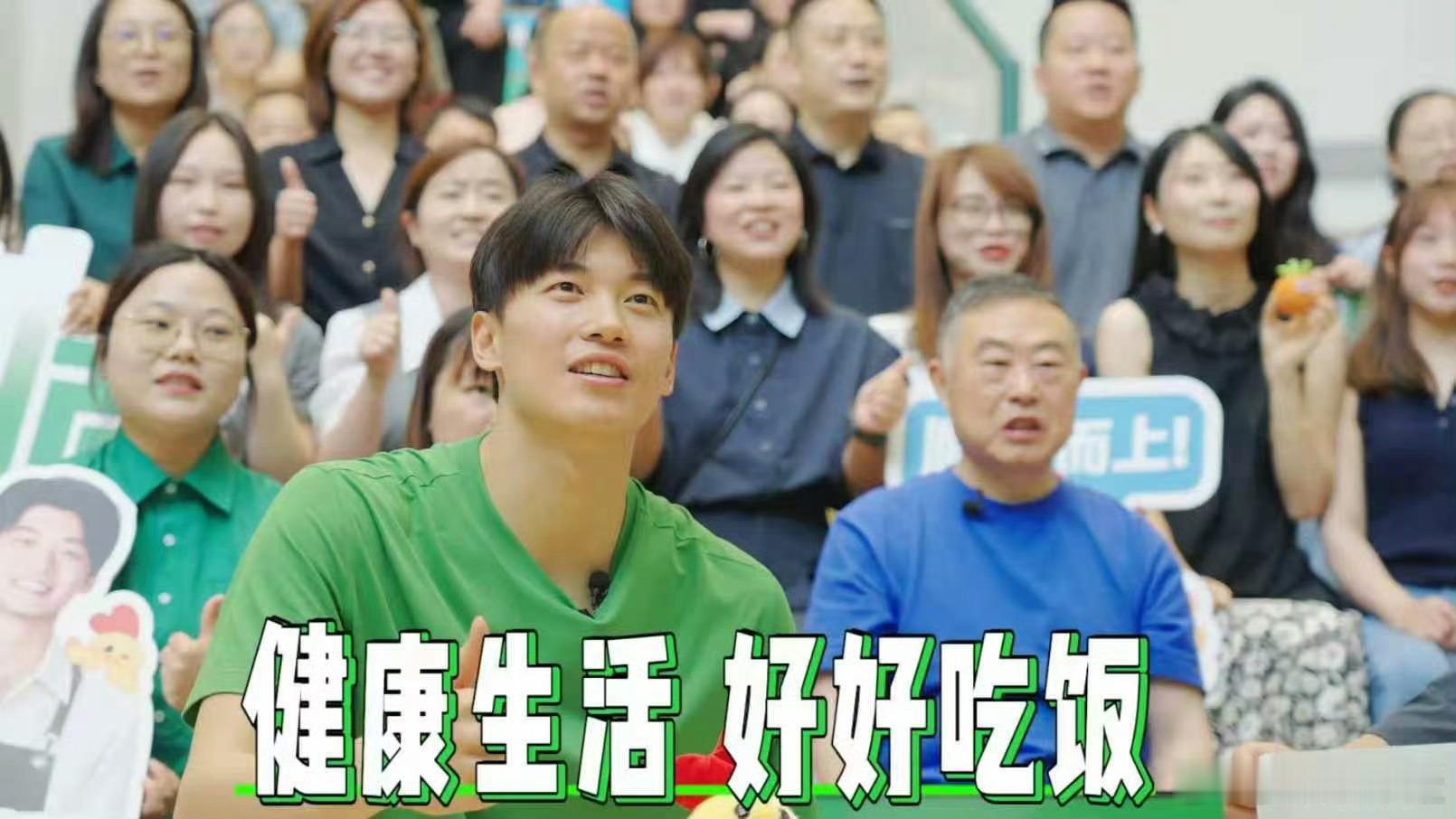 汪顺出场老乡鸡束从轩化身小迷弟汪顺实地探访老乡鸡全产业链，束从轩全程贴心陪同化身
