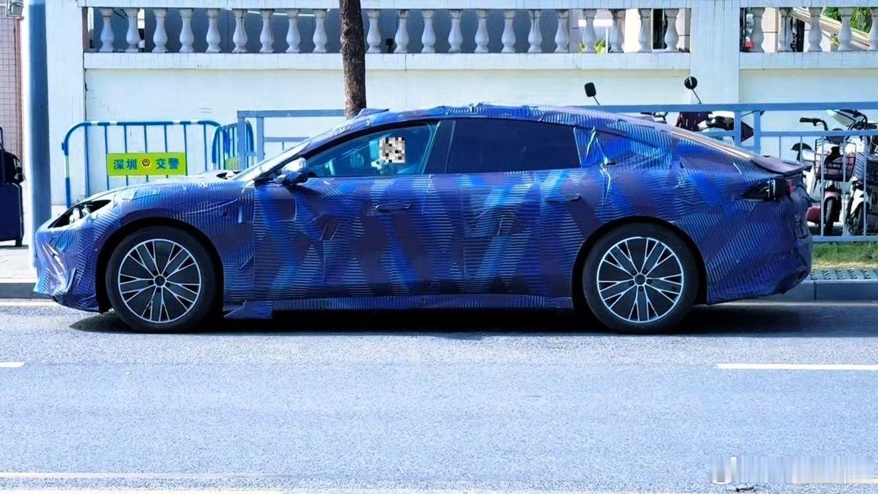 方程豹首款轿车“镁9”谍照藏不住啦～ 2026款运动轿跑气场拉满，修长溜背+隐藏