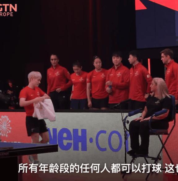 看到无忌走过来，弯腰俯身，然后大家都集中到这里，好神奇的氛围 