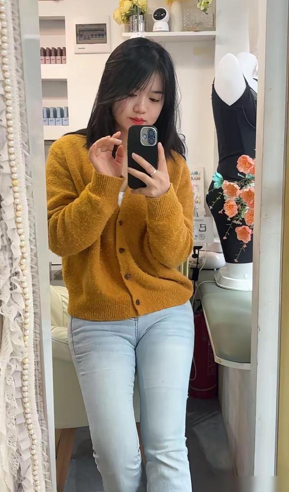 勒出满腰红印子还要硬凹造型的日子，早该扔进垃圾桶了。

以前进试衣间得玩命收腹，