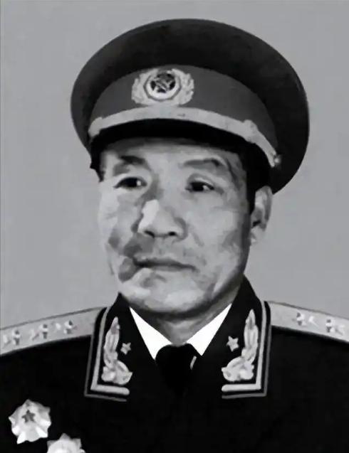 1955年全军启动首次军衔评定工作，时任国防部副部长，训练总监部副部长的李达，在