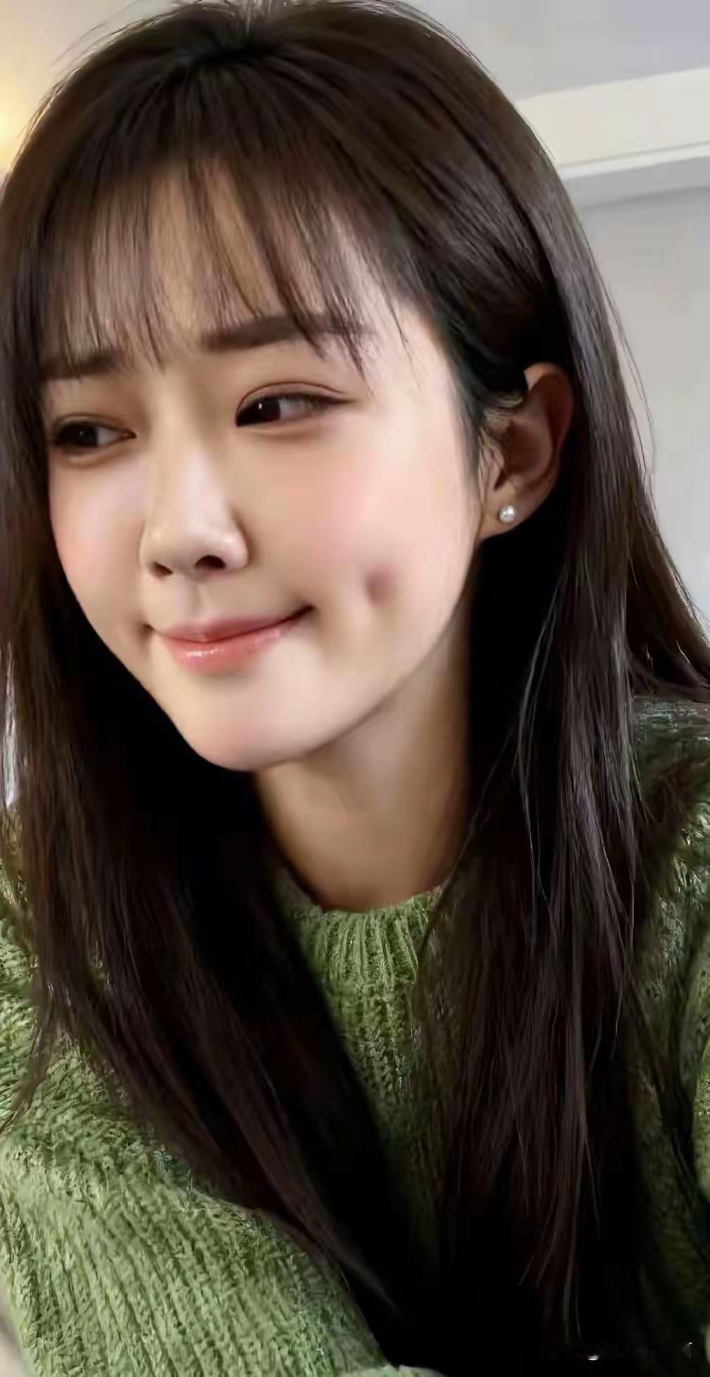 微风轻拂过她的脸颊，温柔地亲吻着那两弯浅浅的酒窝，恰似春溪撞上青石，泛起一圈圈柔