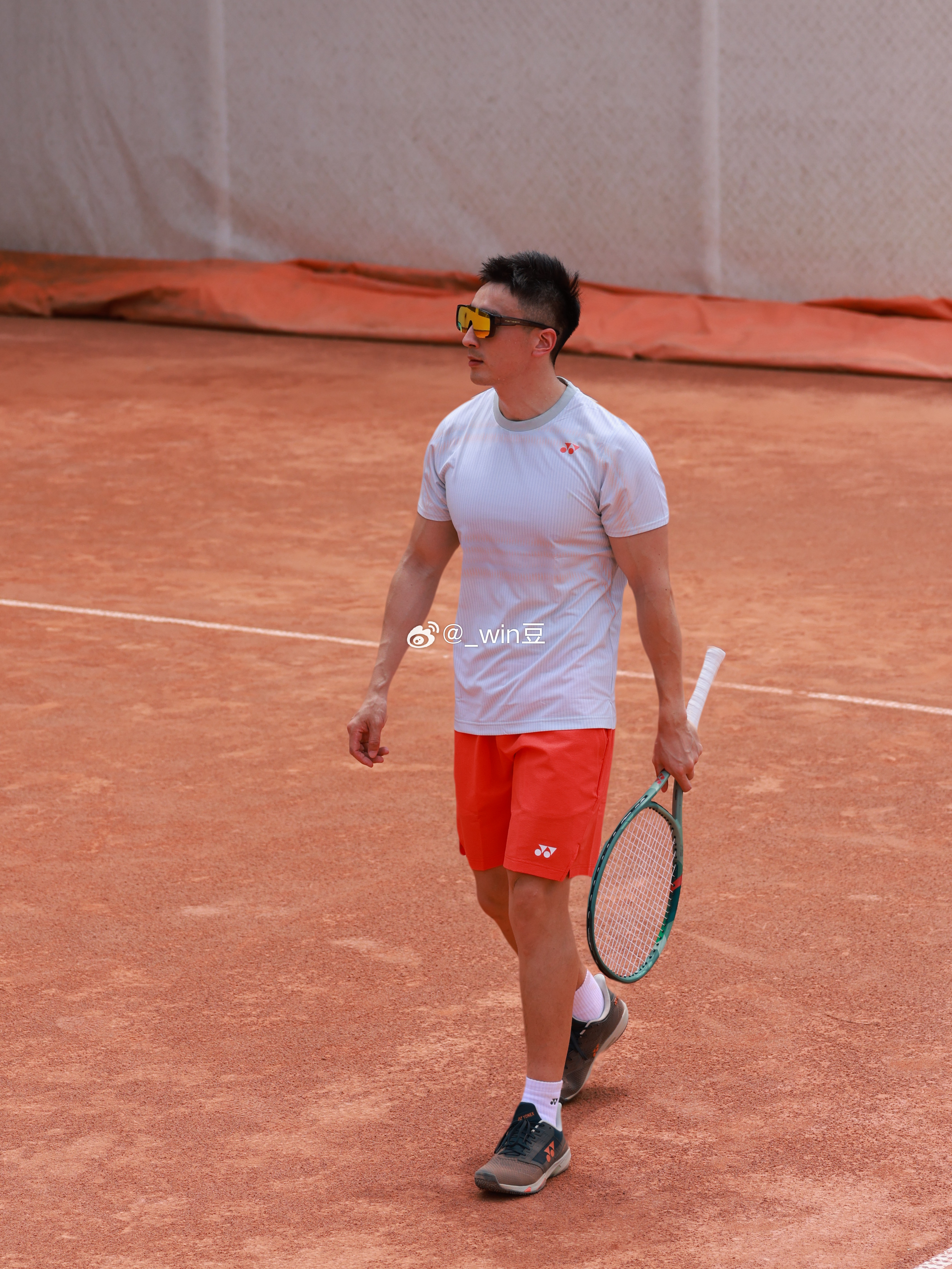 戴着眼镜在球场拍了无数张照片 