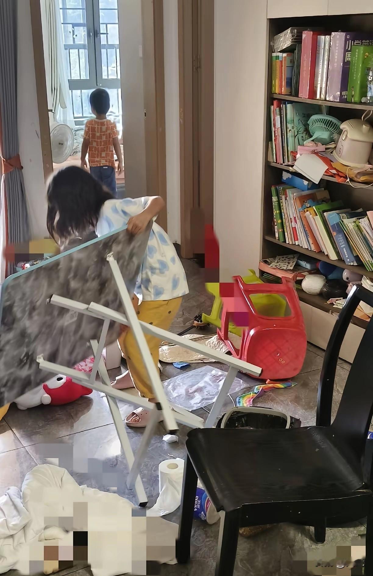 深圳某家庭，8岁的女儿因为母亲卸载游戏而掀翻桌椅，这场看似荒诞的闹剧背后，是无数