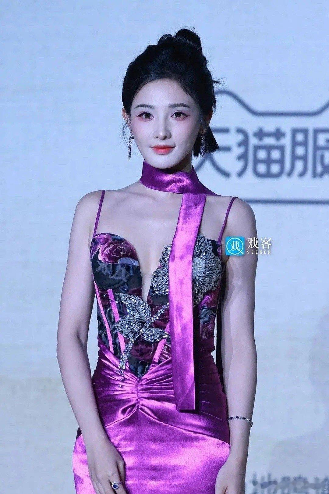 彭小苒眼睛怎么了，感觉不在一个水平线上了 ​​​