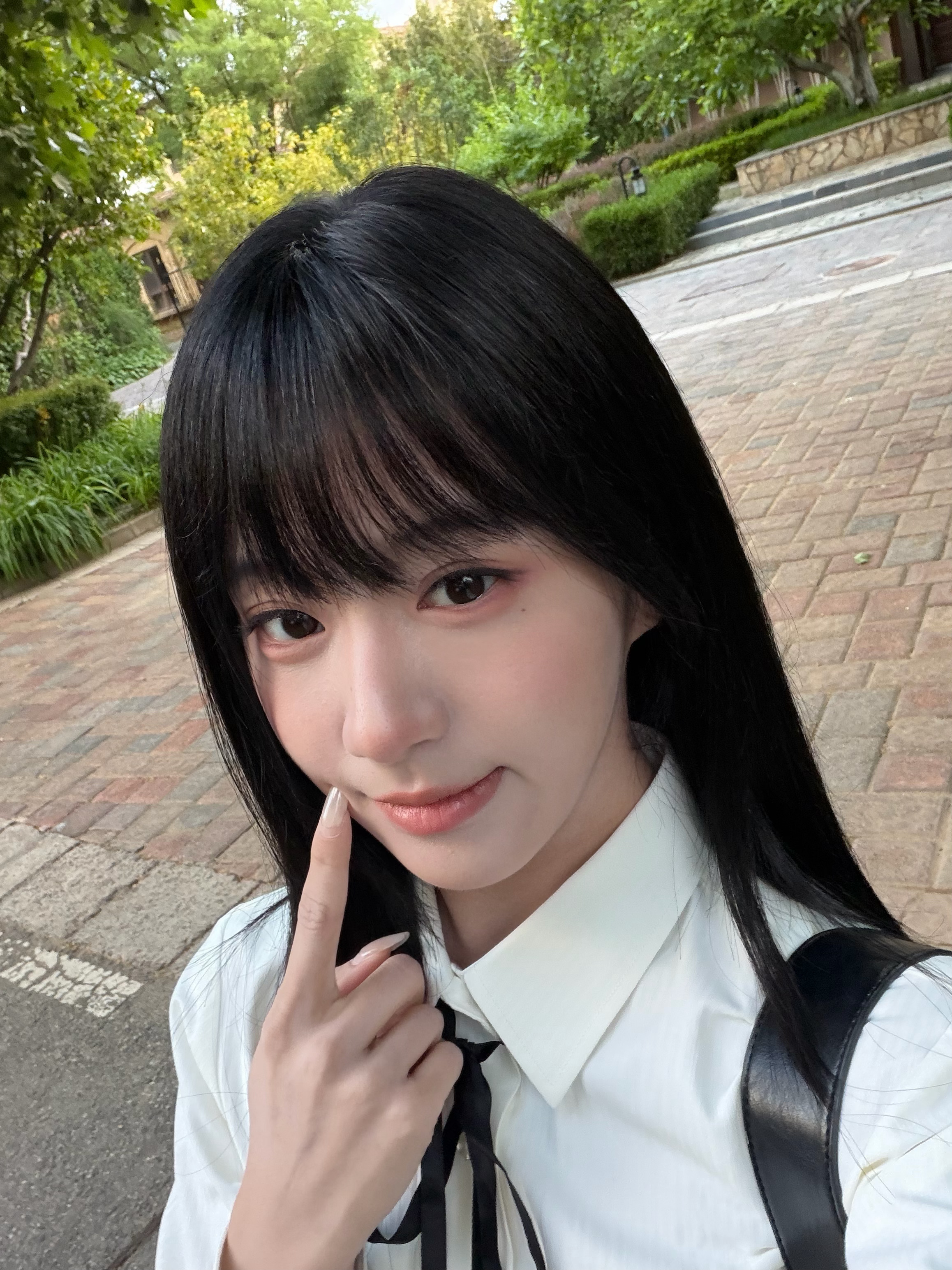 黑长直齐刘海被此女驾驭的又萌又御。 
