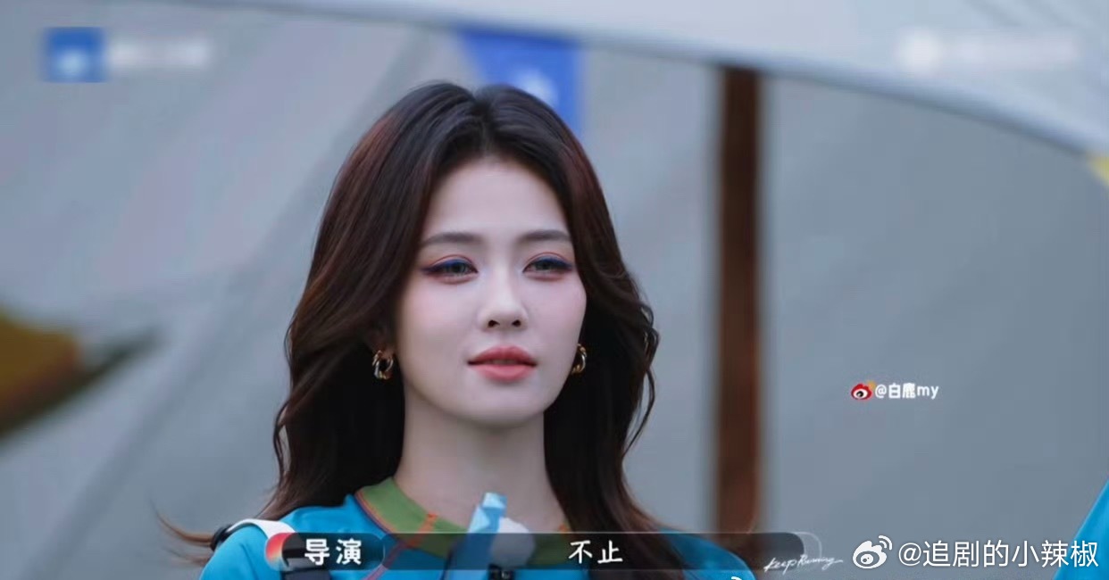 这两一个大浓妆，一个又素到不行 