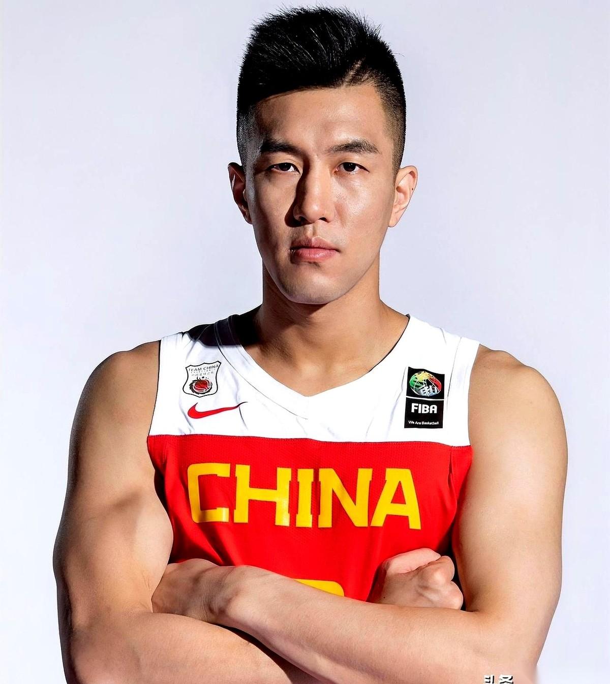 郭艾伦，被人在网上安排了一出“千万诈骗案”。
剧本写得有鼻子有眼：趁他重伤恢复，