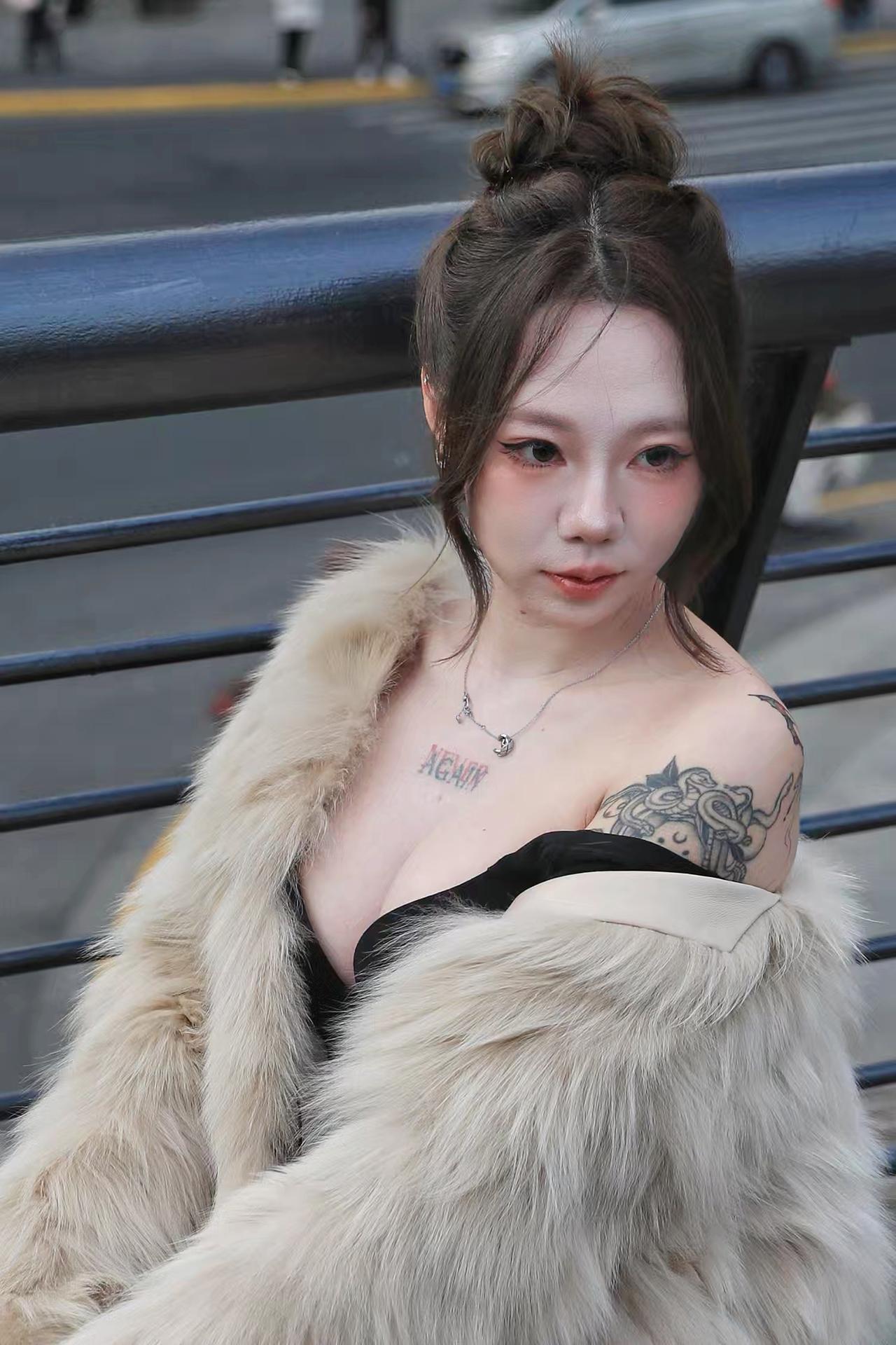 绒暖外滩

外滩的风裹着都市的气息掠过肩头，她立于栏杆边，一身米白色毛绒外套蓬松