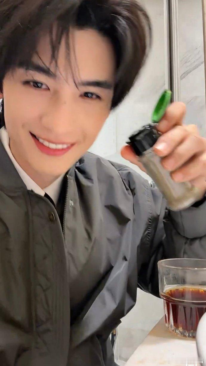 谁教黄俊捷在咖啡里放辣椒的想知道黄俊捷为啥要往咖啡里放辣椒[笑cry][允悲]让