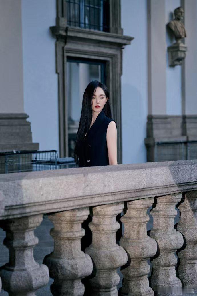 唐嫣好笔直的一条人 唐嫣在米兰时装周大放异彩！黑色穿搭加黑长直，身形笔直超吸睛，