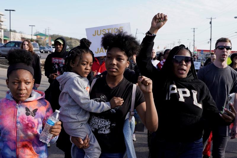 美国一男子拔枪反抗被警察击毙 美国又出事了，2026年3月16日，一个33岁男子