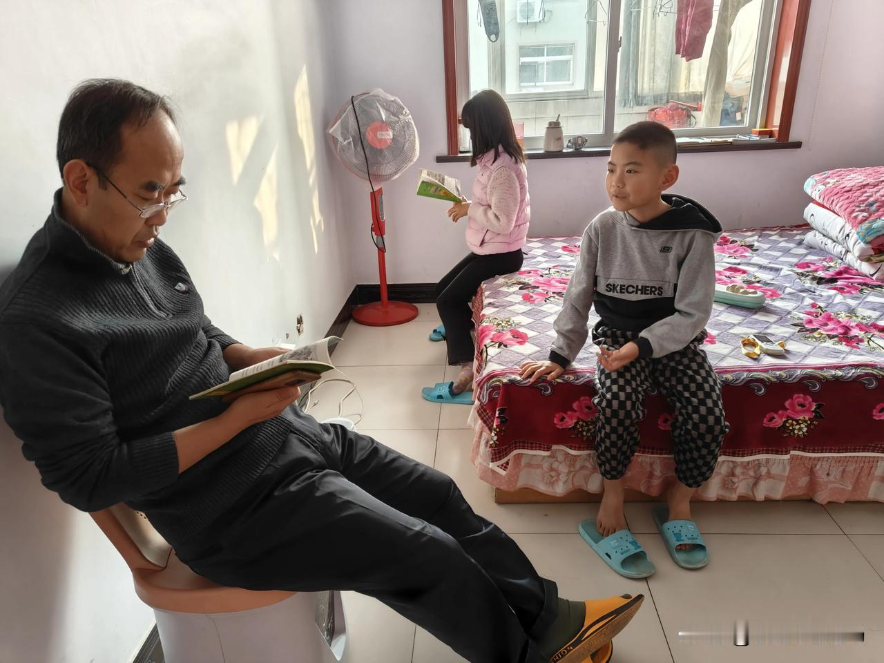 北京10岁龙凤胎回老家过年，被组团补课[捂脸]还有比我们更忙的吗？上午博士爸陪着