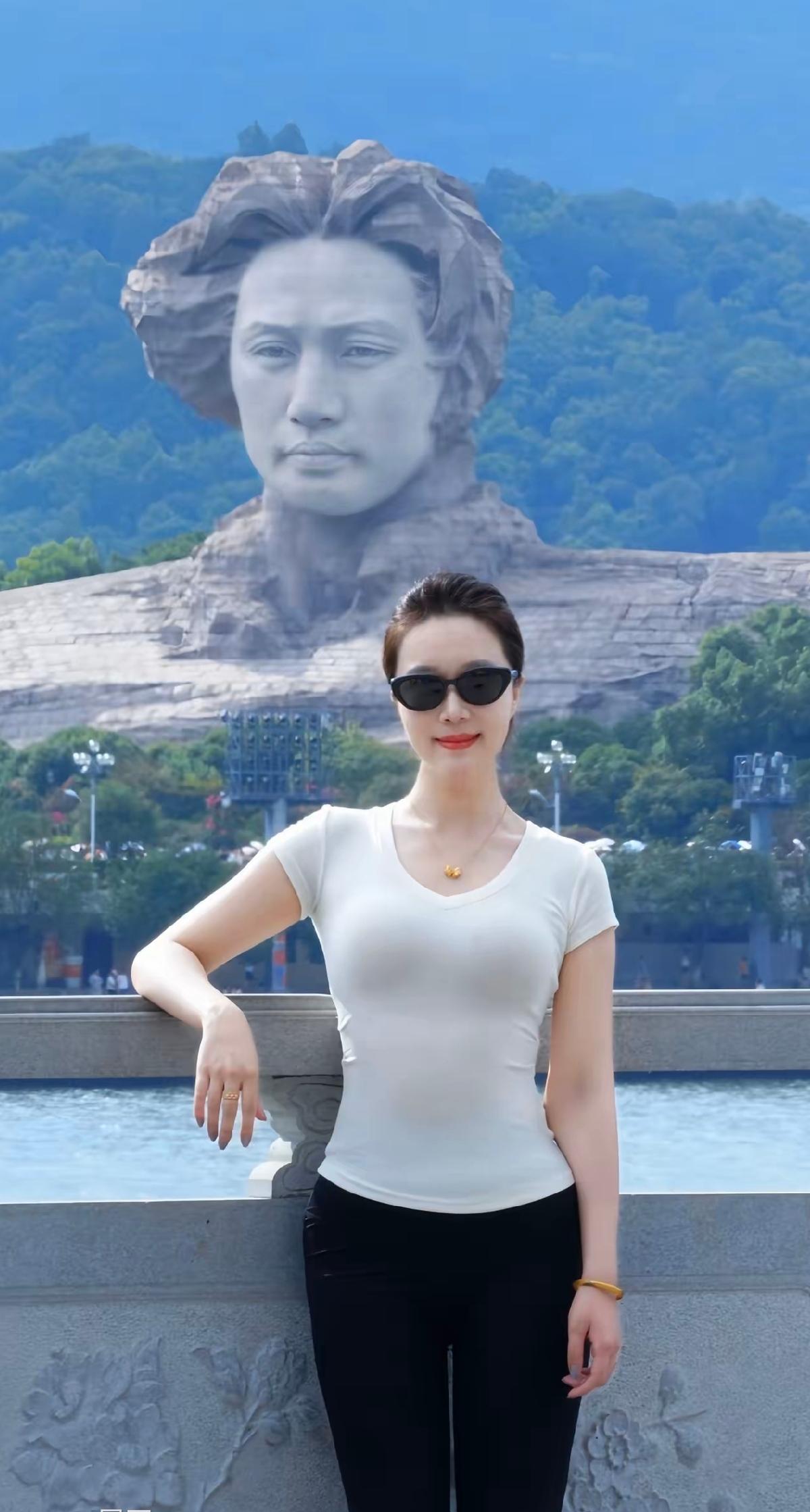 这背景这身材，真的太赏心悦目了