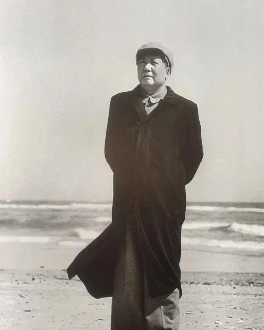 1954年，毛主席去北戴河游泳，在河里遇上一名渔夫，渔夫没认出他，以为他只是普通