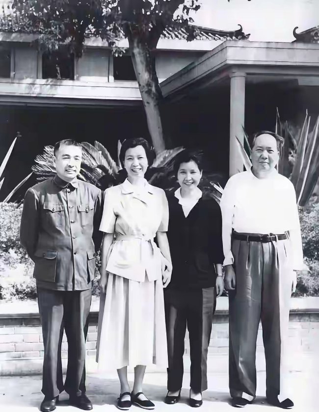 这是主席夫妇和陶铸、曾志夫妇的一张合影。 