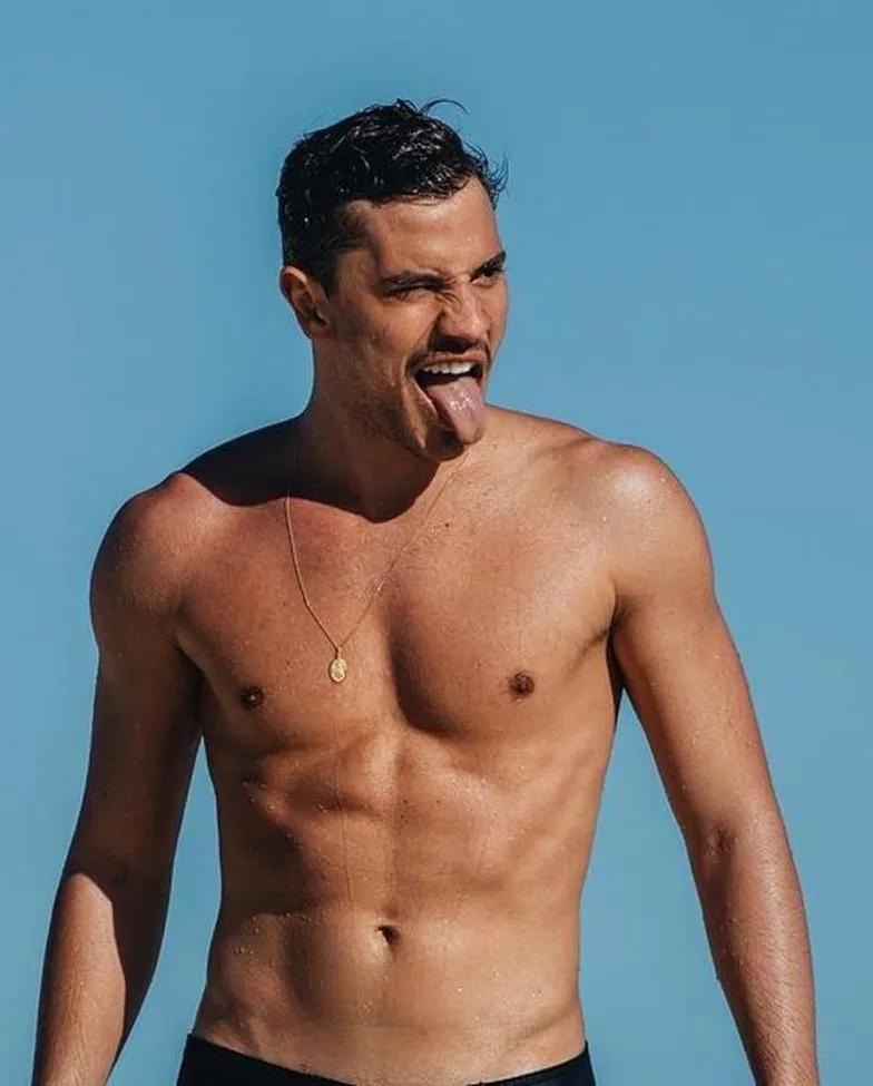 《名校风暴》里的最新CP，国际超模和迪士尼男星！
由西班牙国际超模 Fernan