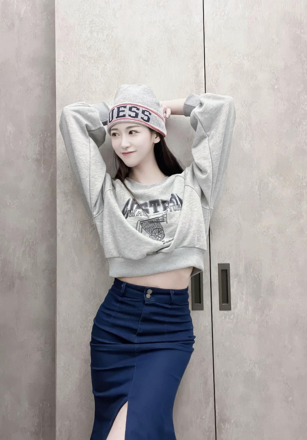 浅尝一下运动风与轻熟风的混搭，宝蓝色鱼尾裙真的很提气色，冷帽更是点睛之笔～