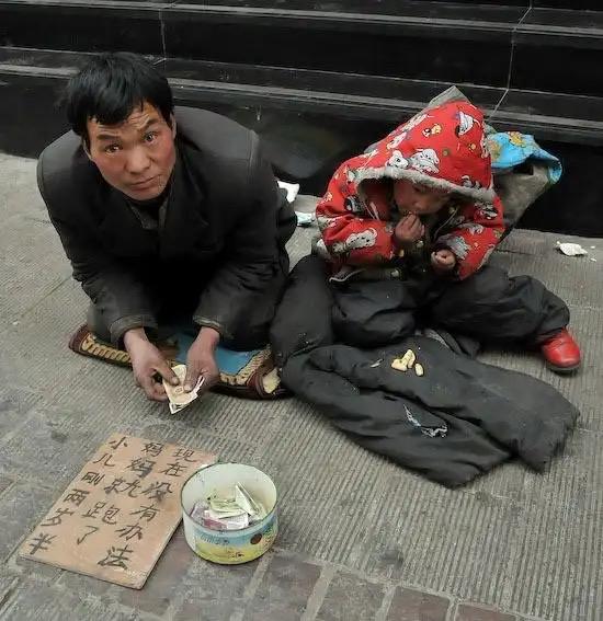 路上碰到乞讨的，你会给他钱吗？之前网上报道过，有些乞讨者家里有房有车，利用大家善